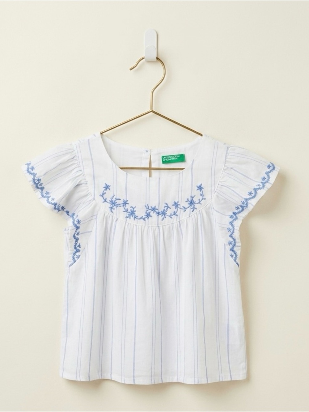 United Colors Of Benetton Girls White Top w/
Blue Embroidery. Size 3-4T ruffle